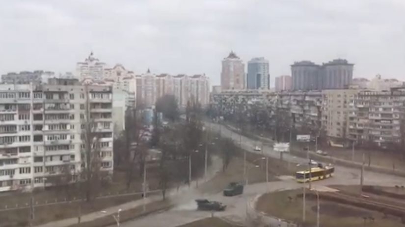 რუსული ტანკები კიევის რაიონ, ობოლონში გადაადგილდებიან
