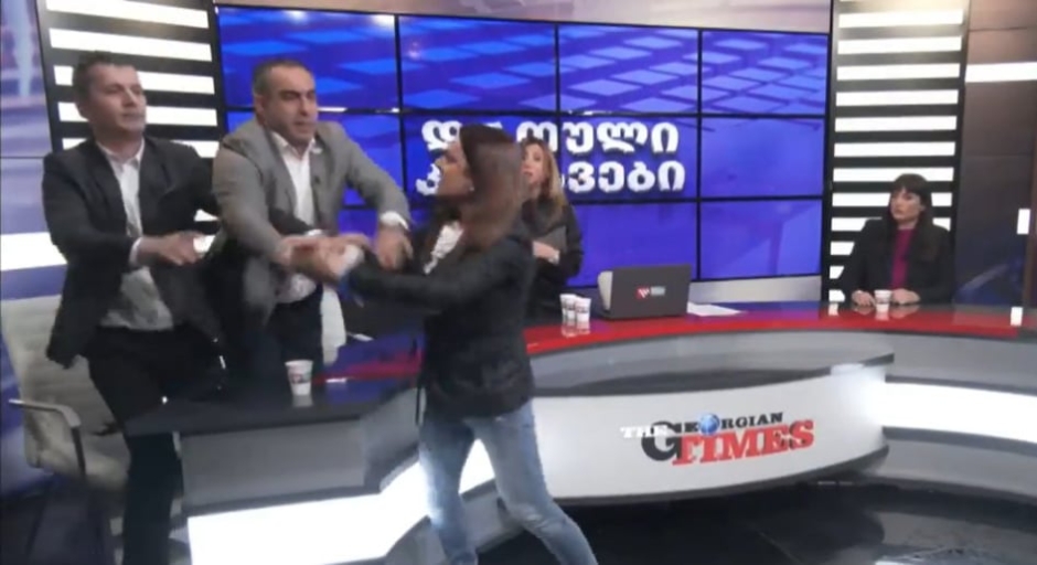 ნონა მამულაშვილმა პირდაპირ ეთერში მამაკაცი სცემა - ვიდეო