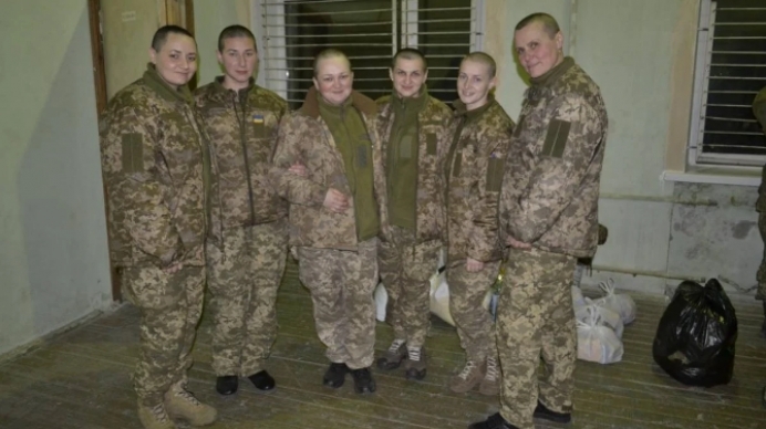 თავი გადაგვპარსეს, გაგვაშიშვლეს და რუსეთის დიდებას ითხოვდნენ - უკრაინელი ქალი სამხედროები