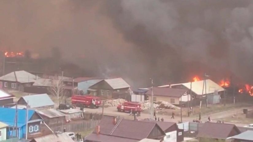რუსეთში, კრასნოიარსკის ოლქის 16 დასახლება ცეცხლის ალში გახვეული - იწვის 200-ზე მეტი შენობა