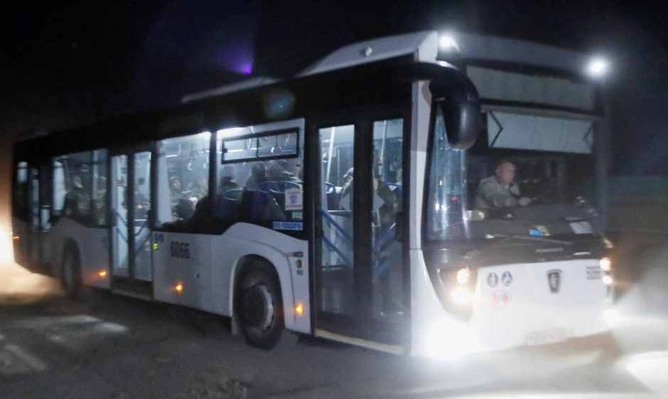 აზოვსტალის ტერიტორია 10-მდე ავტობუსმა დატოვა, სადაც სამხედროები იმყოფებოდნენ