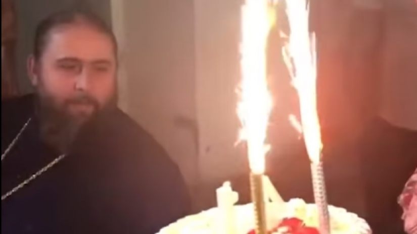 მღვდელმსახურმა დაბადების დღე ტაძარში გადაიხადა და მრევლთან ერთად მოილხინა