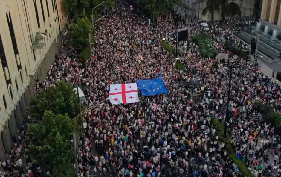 Aljazeera: ათიათასობით ქართველი გამოვიდა ქვეყნის ქუჩებში EU-ში გაწევრიანების მხარდასაჭერად