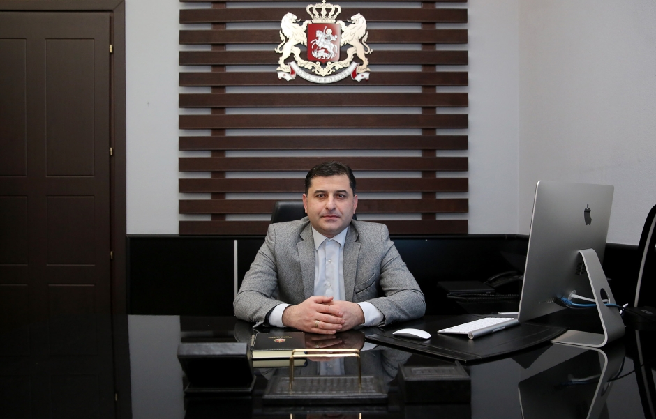 რატომ დააკავა პოლიციამ ყოფილი მაღალჩინოსანი - სავარაუდო ბრალდება ცნობილია