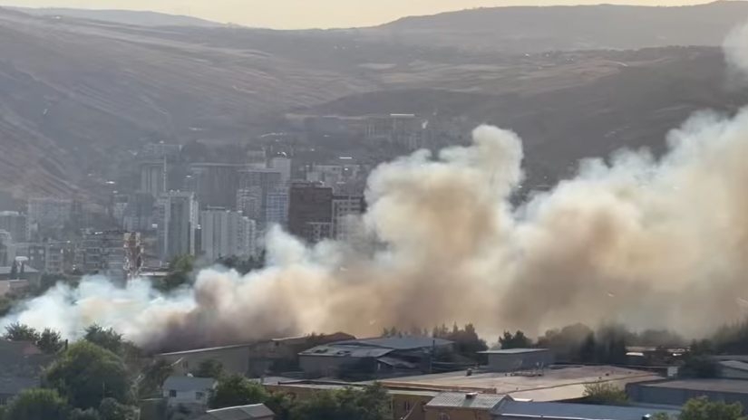 სამგორში მეორადი საბურავებსა და ნაგავს ცეცხლი გაუჩნდა