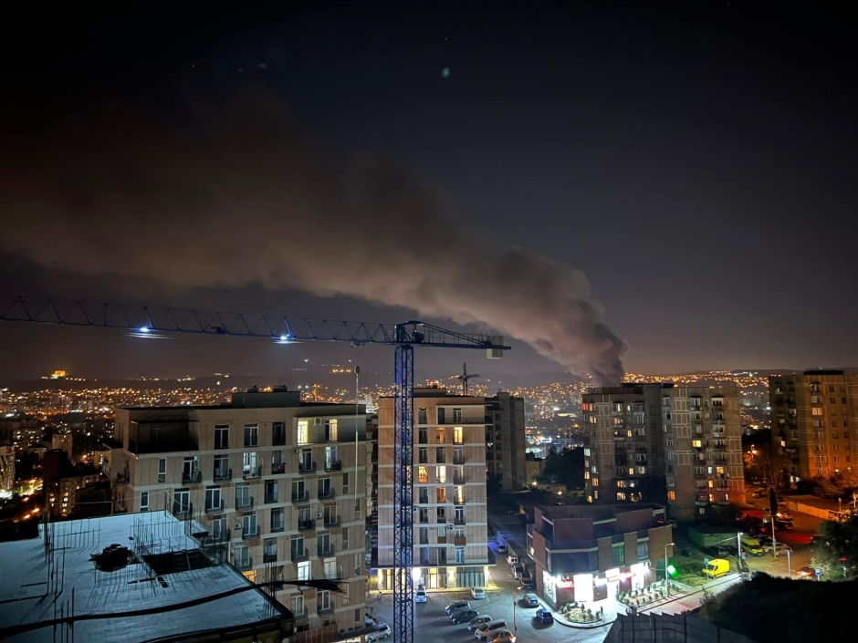 დიდუბესა და დიღომში ძლიერი ხანძარია