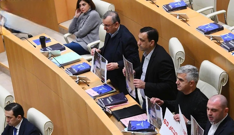 ფრაქცია „ნაციონალური მოძრაობის“ წევრებმა პლენარული სხდომათა დარბაზი პროტესტის ნიშნად დატოვეს