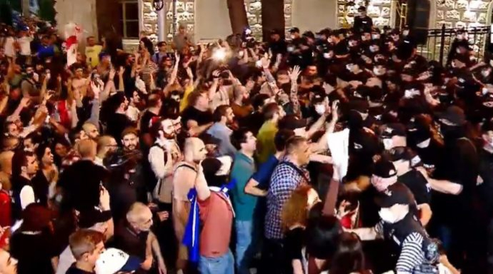 ჩიტაძის ქუჩაზე ქალებსა და ბავშვებს პოლიცია ფიზიკურად უსწორდება