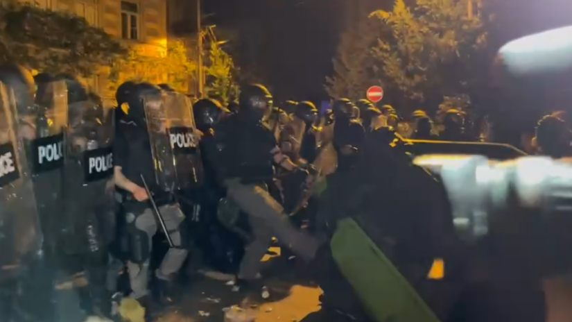 რუსთაველზე პოლიცია მშვიდობიან მოსახლეობას ისევ არბევს