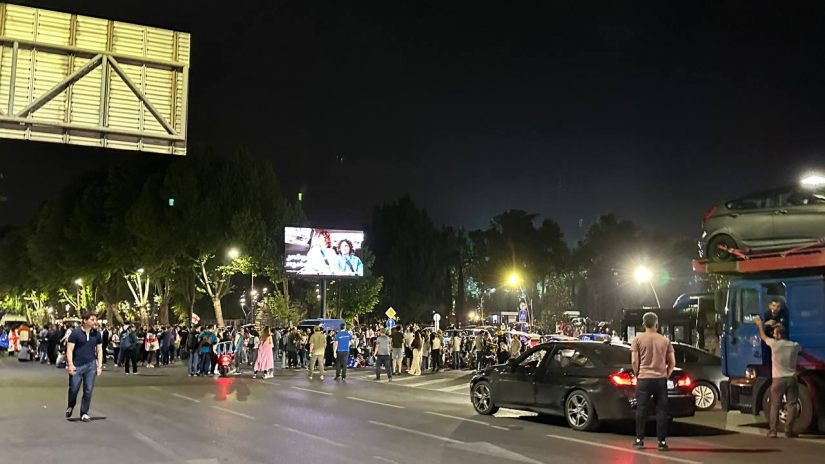 აქციის მონაწილეების ნაწილმა იუსტიციის სახლთან გზა გადაკეტა