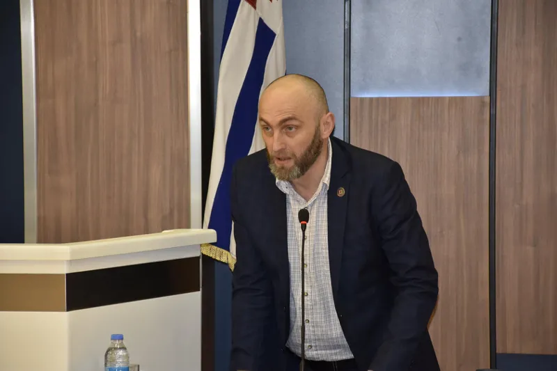„აფხაზებსაც უნდა მოვუხადოთ ბოდიში და ოსებსაც“ | აჭარის უმაღლესი საბჭოს წევრი