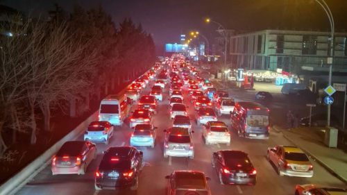 თბილისიდან რეგიონებისკენ ავტომობილების კოლონები გადაადგილდება