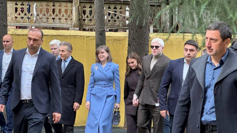 ბიძინა ივანიშვილი საარჩევნო უბანზე ოჯახთან ერთად მივიდა | გადაკეტილია მთლიანი ქუჩა