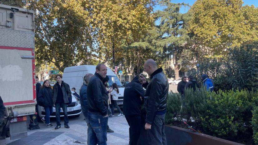 პარლამენტთან, აქციის მონაწილეებს პოლიცია სცენის მონტაჟის უფლებას არ აძლევს