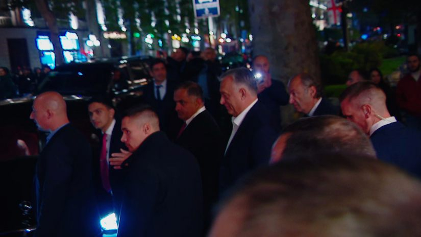 პუტინის მოკავშირე ორბანმა სასტუმრო პროტესტის ფონზე დატოვა