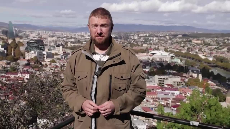 რუს ჟურნალისტზე, რომელიც თბილისში არჩევნებს აშუქებდა, აშშ-ს 2016 წლიდან ძებნა აქვს გამოცხადებული