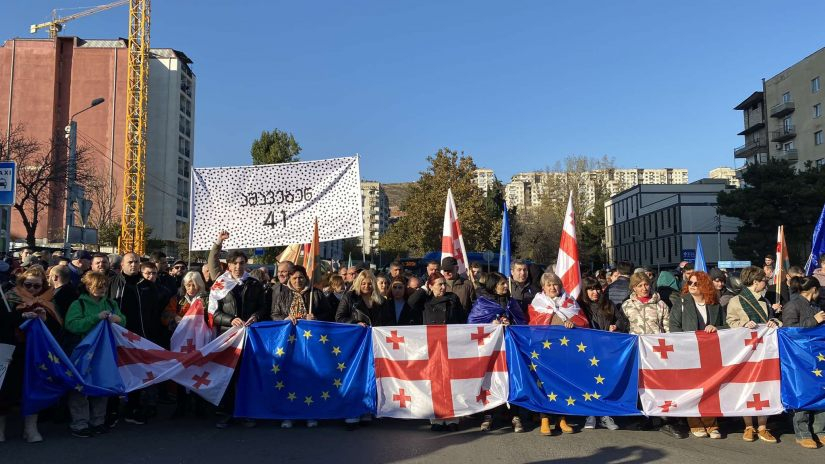 „არა რუსულ არჩევნებს!“ | დედაქალაქში აქცია-მსვლელობა ორი ლოკაციიდან დაიწყო