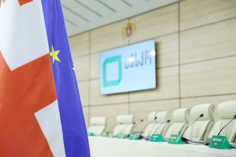 ცესკო პარლამენტის ახალარჩეულ წევრებს დროებით მოწმობებს გადასცემს