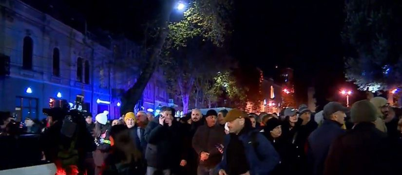 რესპუბლიკის მოედნიდან რუსთაველის გამზირისკენ საპროტესტო მსვლელობა დაიწყო