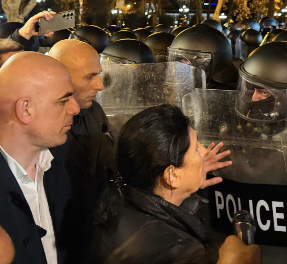 რუსთაველის გამზირზე პრეზიდენტი სპეცრაზმს წინ გადაუდგა