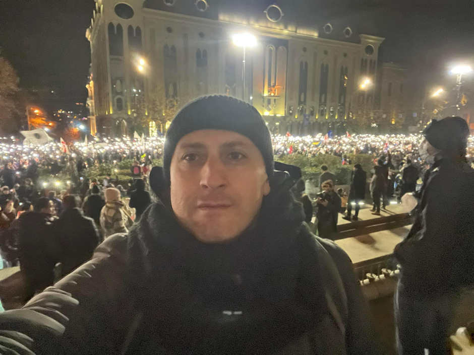„ჩემი 17 წლის შვილი დააგდეს და 7-8 კაცი ურტყამდა, შემდეგ კი დაკავეს“ | ტატო ქელბაქიანი