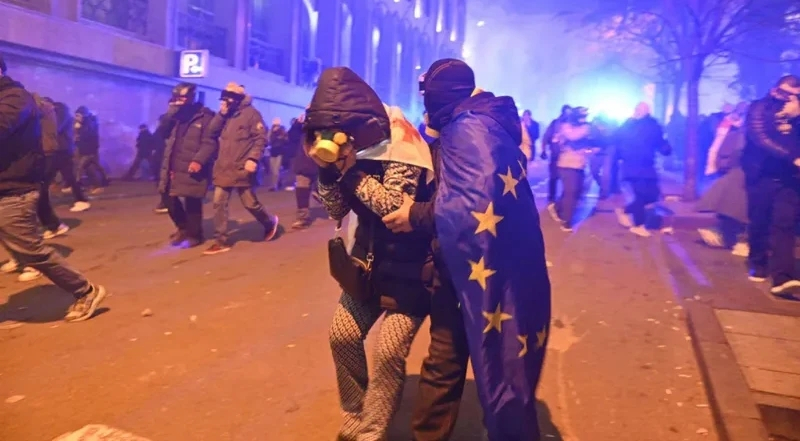 რუსთაველის გამზირზე სპეცრაზმი მომიტინგეების წინააღმდეგ გაზის კაფსულებს ინტენსიურად იყენებს