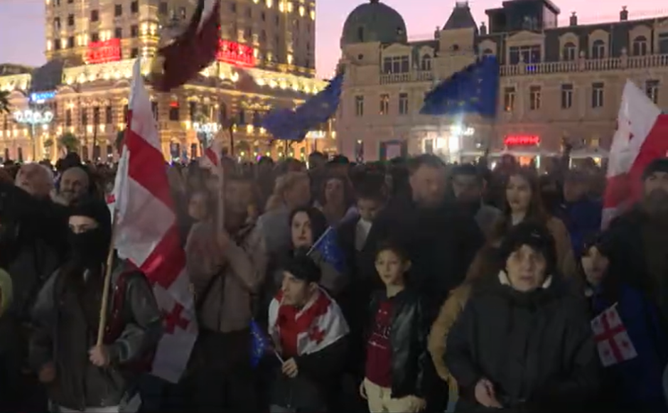 ბათუმში აქციის მონაწილეები მსვლელობისთვის ემზადებიან