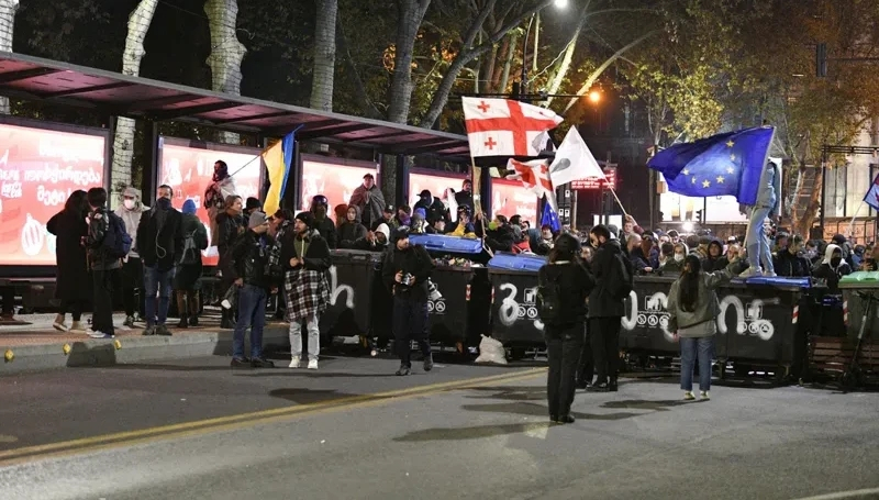 თსუ-ის პირველ კორპუსთან მყოფმა აქციის მონაწილეებმა ტერიტორია საპოლიციო ძალების გამოჩენისთანავე დატოვეს