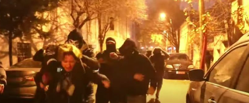 აქციაზე ნიღბიანი პირები „ტვ პირველის“ გადამღებ ჯგუფს თავს დაესხნენ