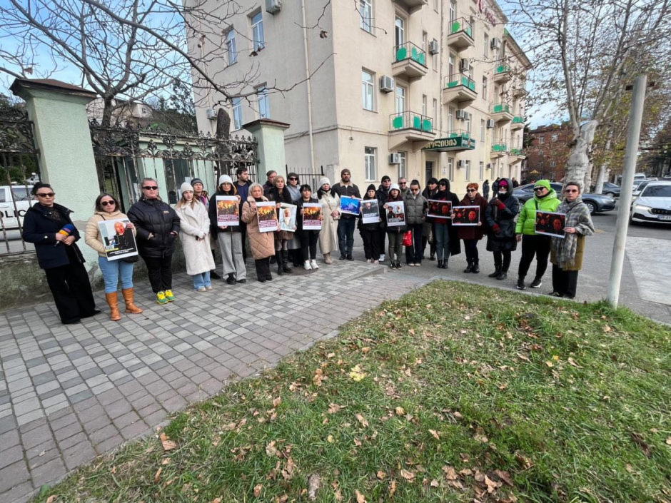 იმერეთის სამხარეო პოლიციის შენობასთან ჟურნალისტების მდუმარე აქცია გაიმართა