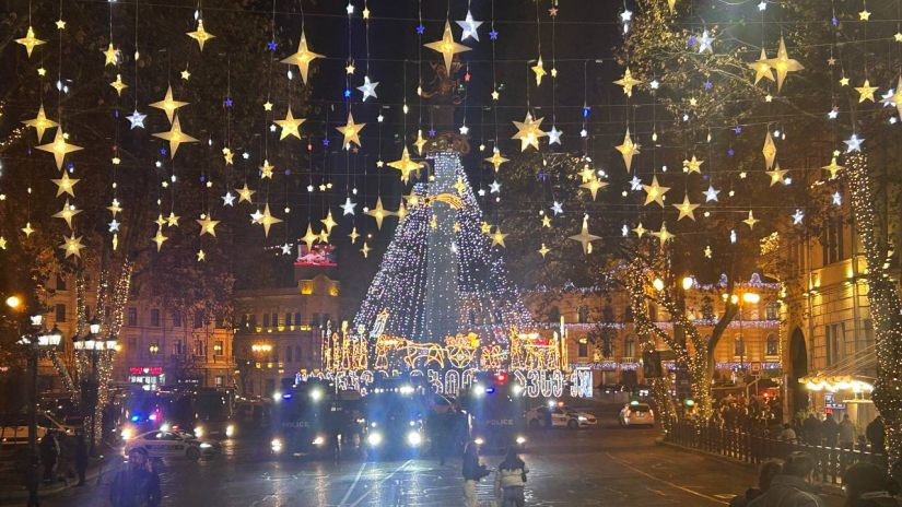 თავისუფლების მოედნის მიმდებარედ წყლის ჭავლის მანქანები და სპეცტექნიკაა მობილიზებული