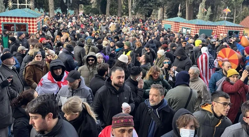 ორბელიანების სასახლესთან მოქალაქეები იკრიბებიან