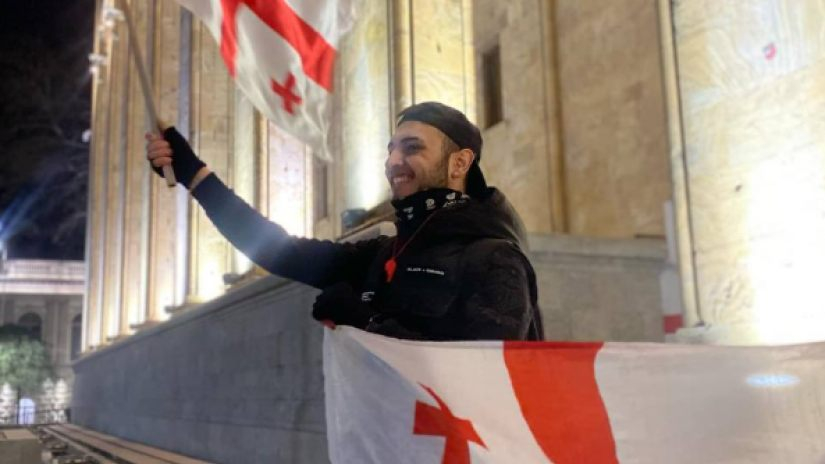 გვიან ღამით პოლიციამ საპროტესტო აქციების მონაწილე, მარკ დავითიანი დააკავეს