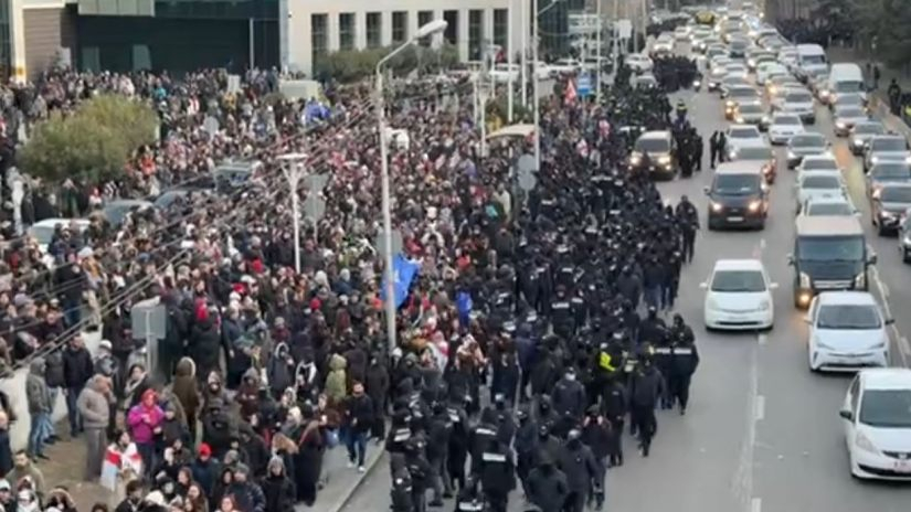 აღმაშენებლის ხეივანზე პოლიციამ აქციის მონაწილეების დაკავება დაიწყო | ვიდეო