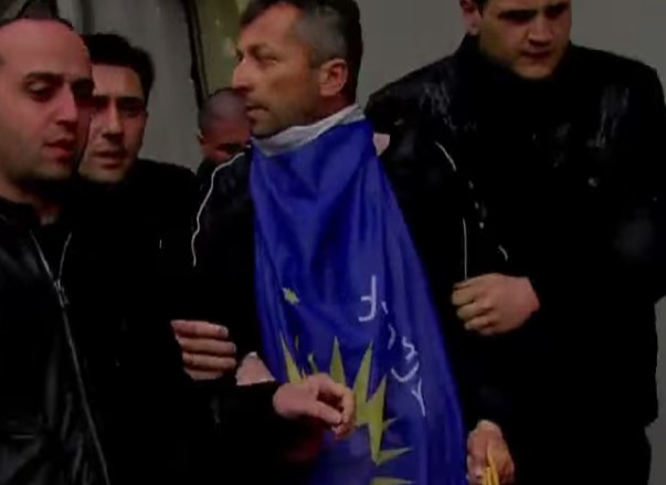 უცნობი მამაკაცი „ოცნების“ დროშით მემორიალთან მივიდა და პოლიტპატიმრების დედებს შეურაცხყოფა მიაყენა