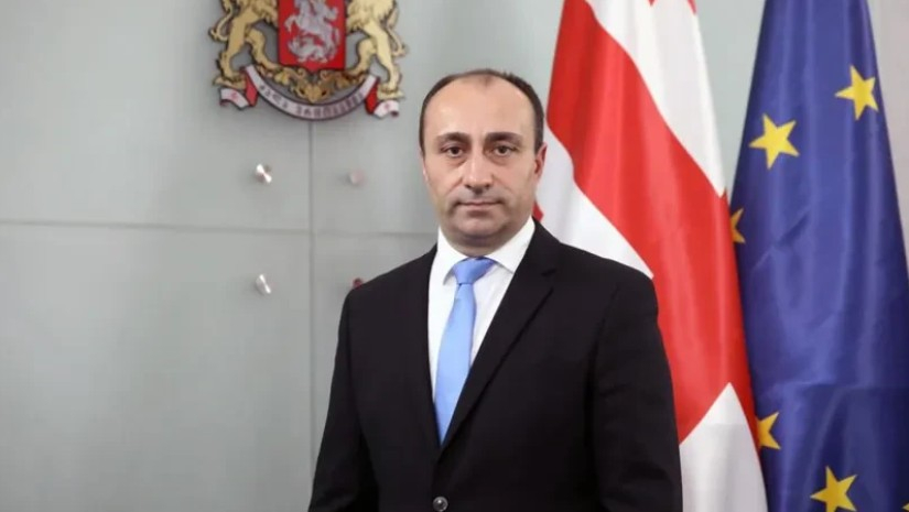 მედია: შს მინისტრის მამამ 12 წლის წინ 18 წლის ბიჭი მოკლა, ის 3 დღეში ციხიდან გამოუშვეს