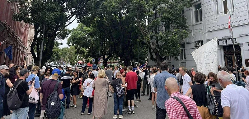მზია ამაღლობელის მხარდამჭერები ბათუმის ქუჩებში მსვლელობას მართავენ