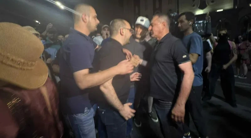 პარლამენტთან მიმდინარე აქციაზე მოქალაქეები გრიგოლ გეგელიას დაუპირისპირდნენ