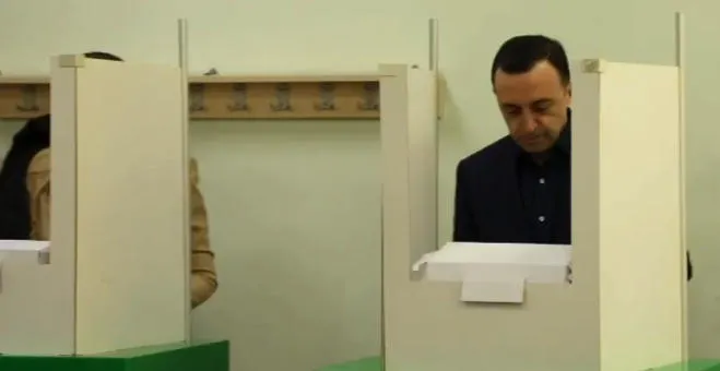 ირაკლი ღარიბაშვილი საარჩევნო უბანზე მეუღლესთან ერთად მივიდა