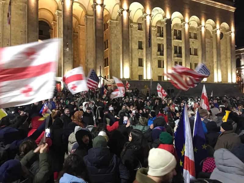 პარლამენტთან აქცია მიმდინარეობს პარლამენტთან აქცია მიმდინარეობს