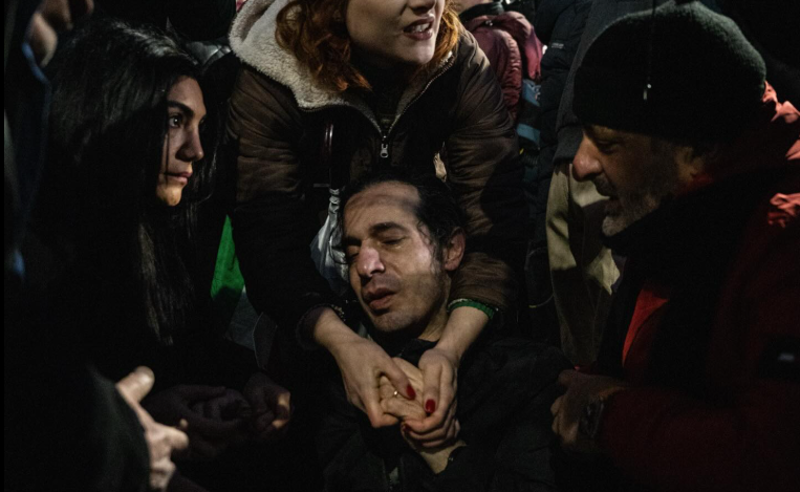 თბილისში, ირანის საელჩოსთან კაცი ცუდად მას შემდეგ გახდა, რაც გაიგო, რომ მისი ოჯახის წევრი ირანში აქციაზე მოკლეს