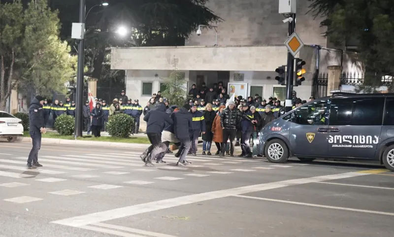 ირანის საელჩოსთან აქციის მონაწილე დააკავეს