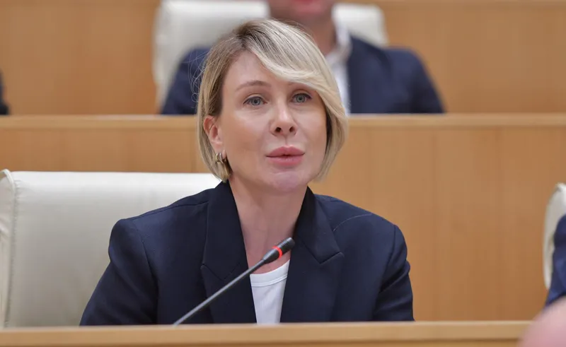 წილოსანი: დებატებში მონაწილეობაზე უარი აჩვენებს, როგორ ეკვრის დედა პარტიას „გახარიების“ პარტია